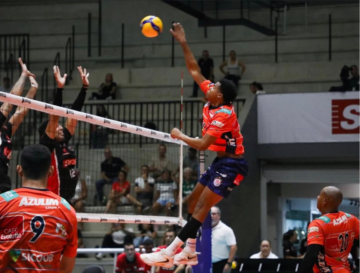 Monte Carmelo vira sobre o Sesi-Bauru e ultrapassa rival na Superliga Masculina