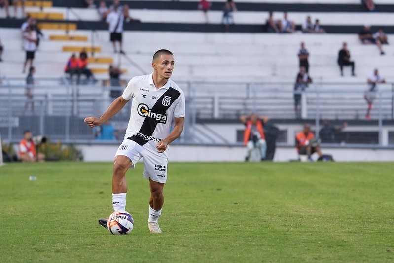 Jogador que processa a Ponte por atraso salarial diz que cortou cabelo de colegas para ter renda