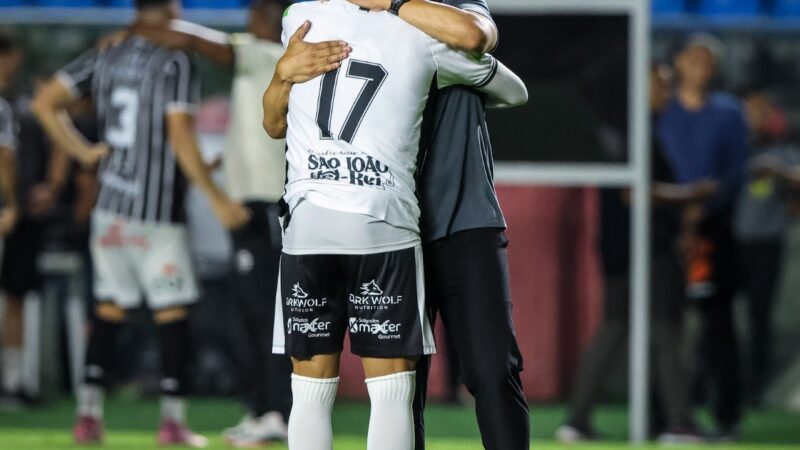 Alex vê estreia positiva no Athletic e vibra com classificação na Copa do Brasil: “Eleva a moral”