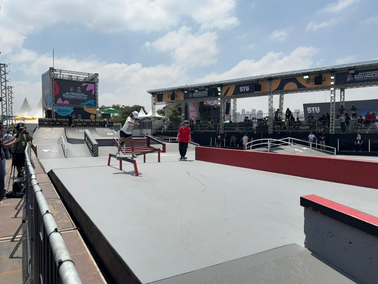 Rayssa Leal volta aos treinos do Mundial de Skate Street em São Paulo com uma proteção no joelho