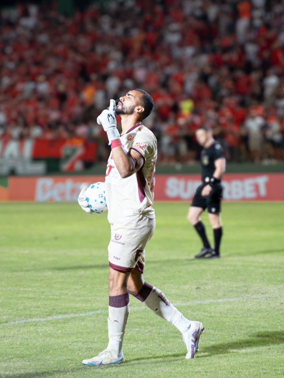 Dalberson comemora classificação do Vila após defender dois pênaltis