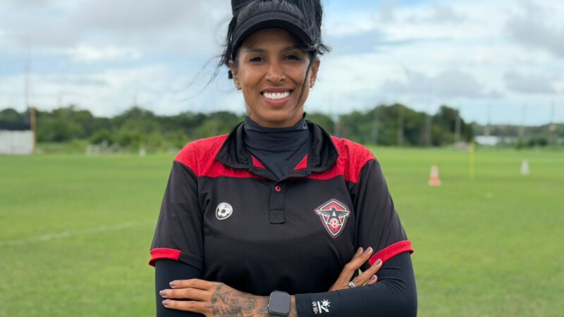 Conheça a ex-jogadora da Seleção que virou auxiliar em time masculino e ocupa espaço raro no futebol