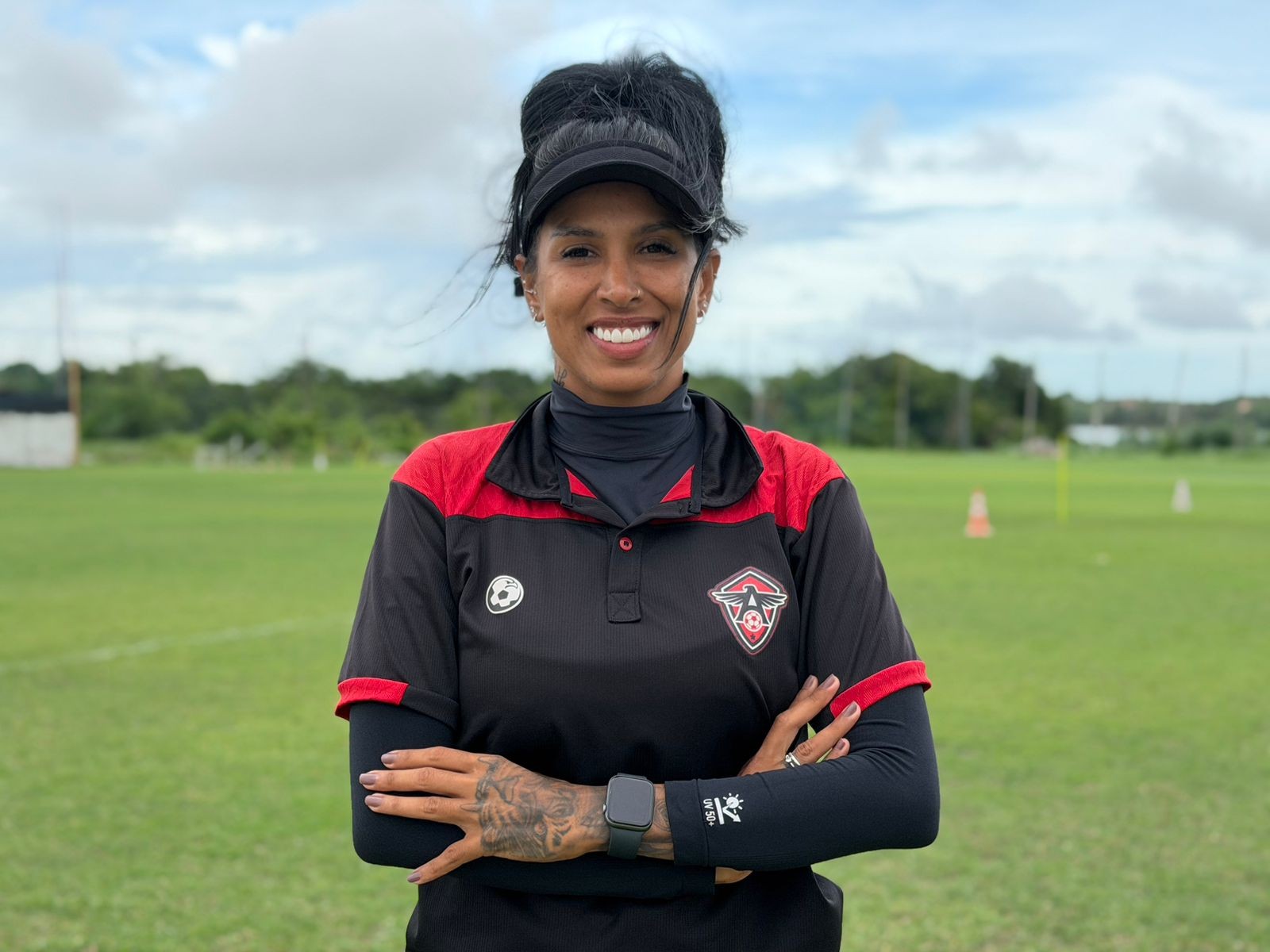 Conheça a ex-jogadora da Seleção que virou auxiliar em time masculino e ocupa espaço raro no futebol