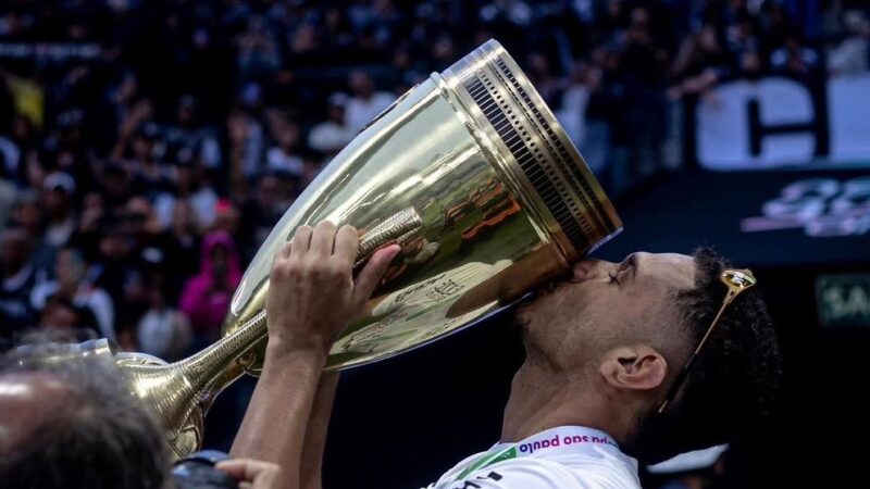 Zagueiro sem jogos no profissional espera propostas e mantém rotina solitária no Corinthians