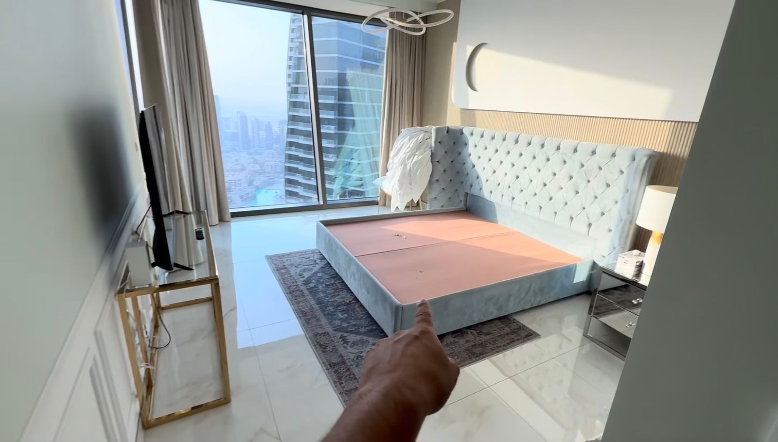 Entre caças e explosões: o drama de família brasileira abrigada no subsolo de prédio em Dubai