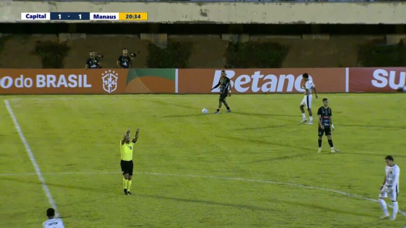 Partida da Copa do Brasil é paralisada por gritos homofóbicos contra a arbitragem