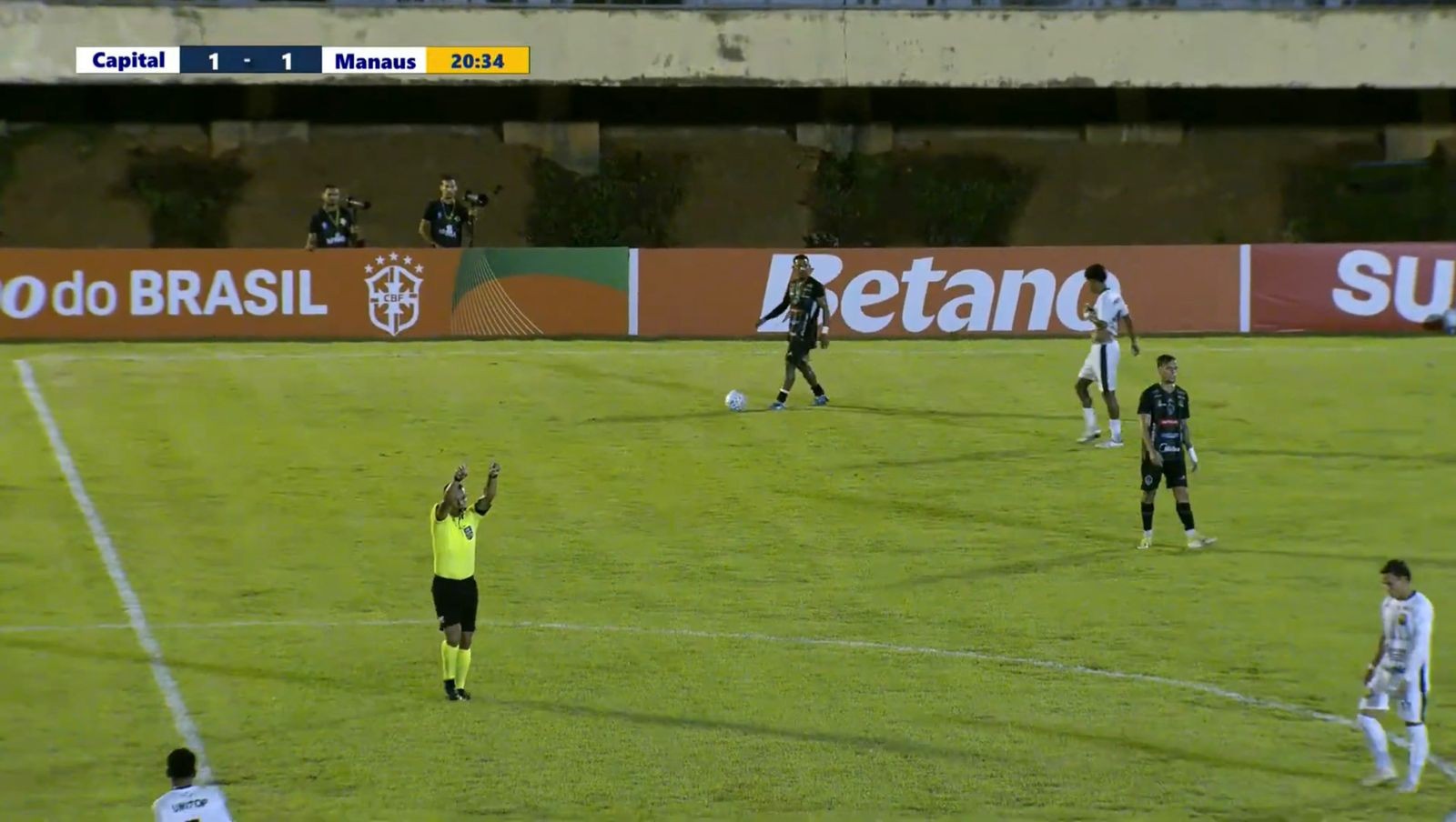 Partida da Copa do Brasil é paralisada por gritos homofóbicos contra a arbitragem