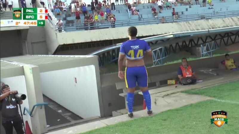 Atacante acima do peso faz golaço, mostra a barriga e torcida responde: ‘X-tudo’; assista