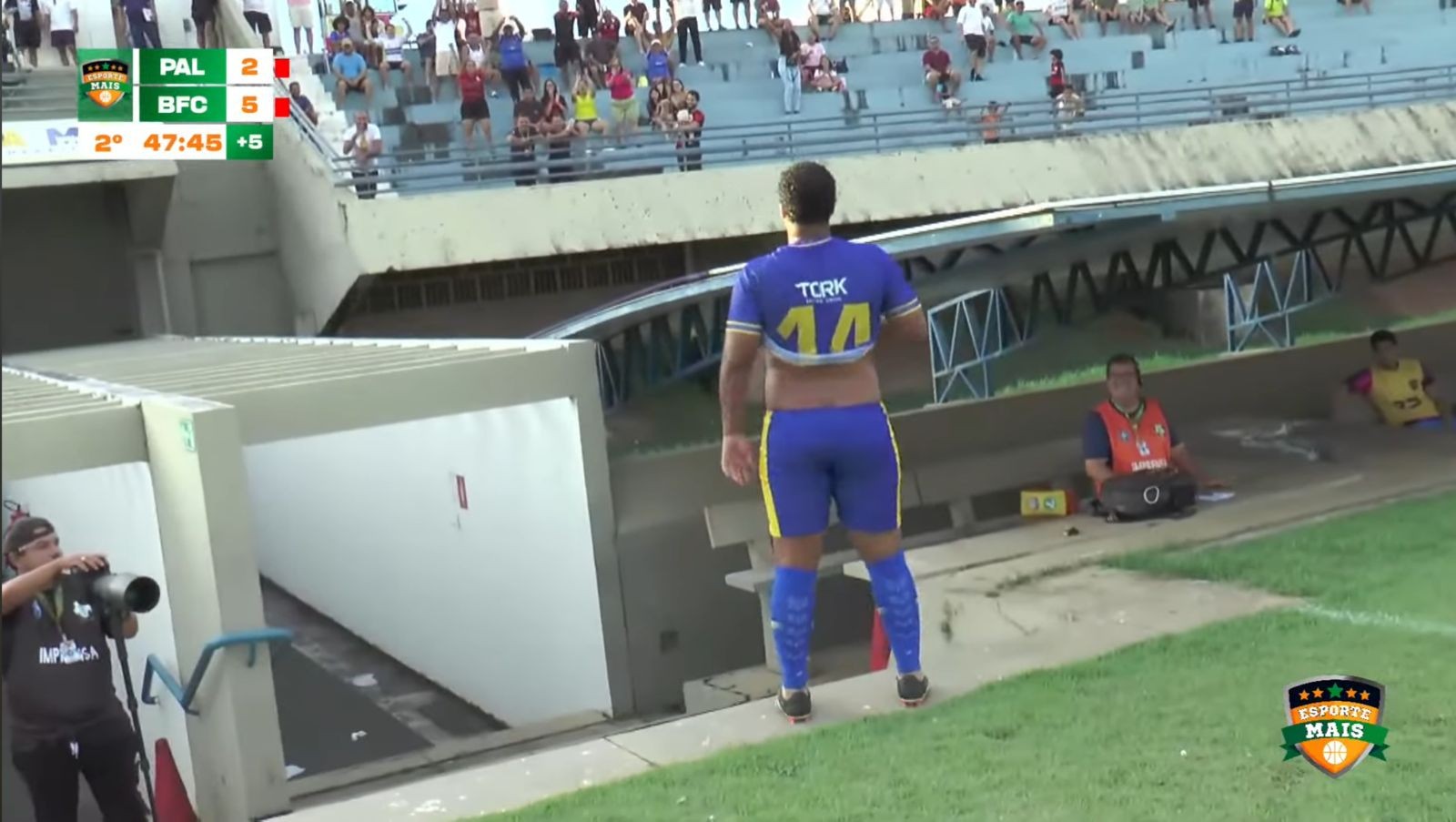 Atacante acima do peso faz golaço, mostra a barriga e torcida responde: ‘X-tudo’; assista