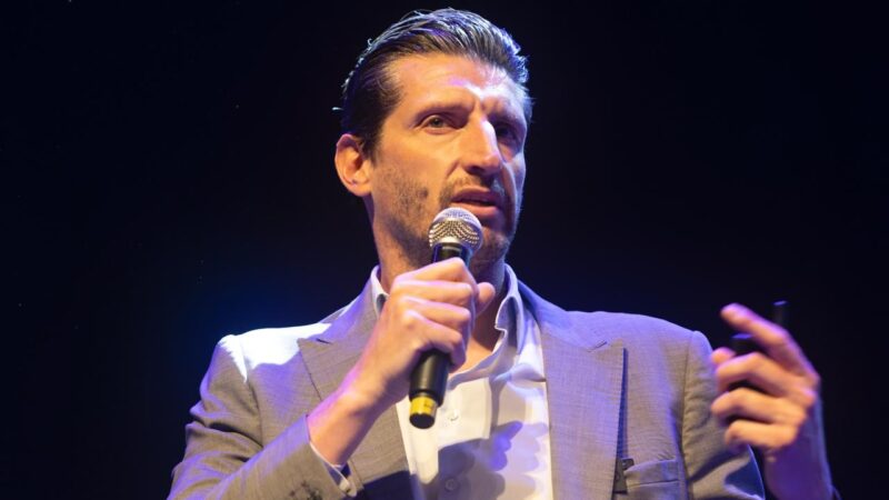 Ex-ponteiro da Seleção de Vôlei, Roberto Minuzzi ministra palestra sobre superação em Manaus