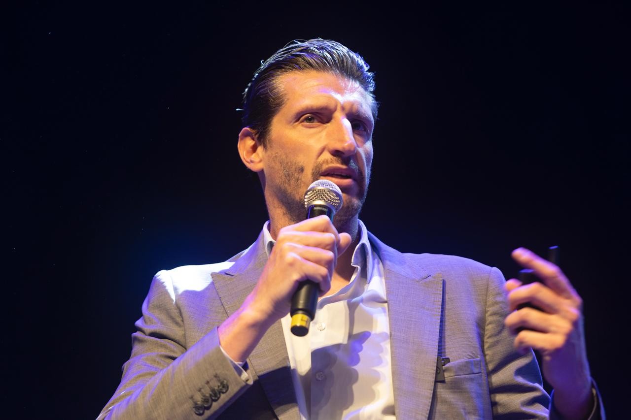 Ex-ponteiro da Seleção de Vôlei, Roberto Minuzzi ministra palestra sobre superação em Manaus