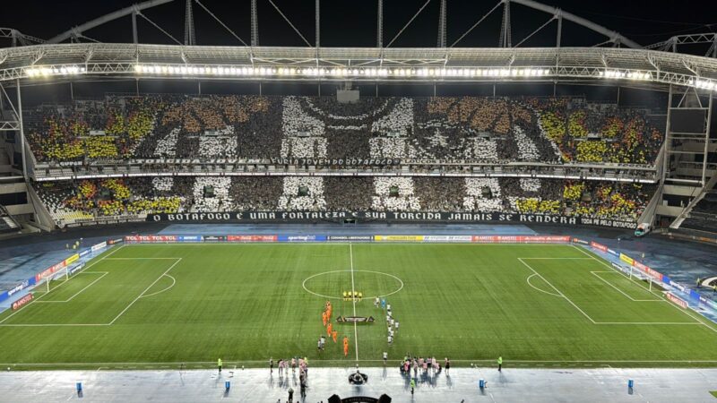 Torcida do Botafogo protesta após eliminação na Libertadores: “Time sem vergonha”