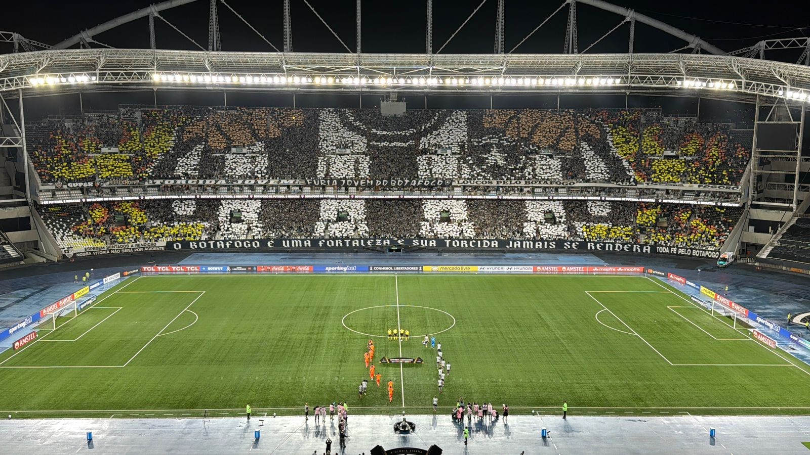 Torcida do Botafogo protesta após eliminação na Libertadores: “Time sem vergonha”