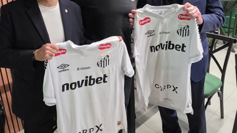 Ancelotti e Rodrigo Caetano recebem camisas do Santos em jogo contra o Mirassol