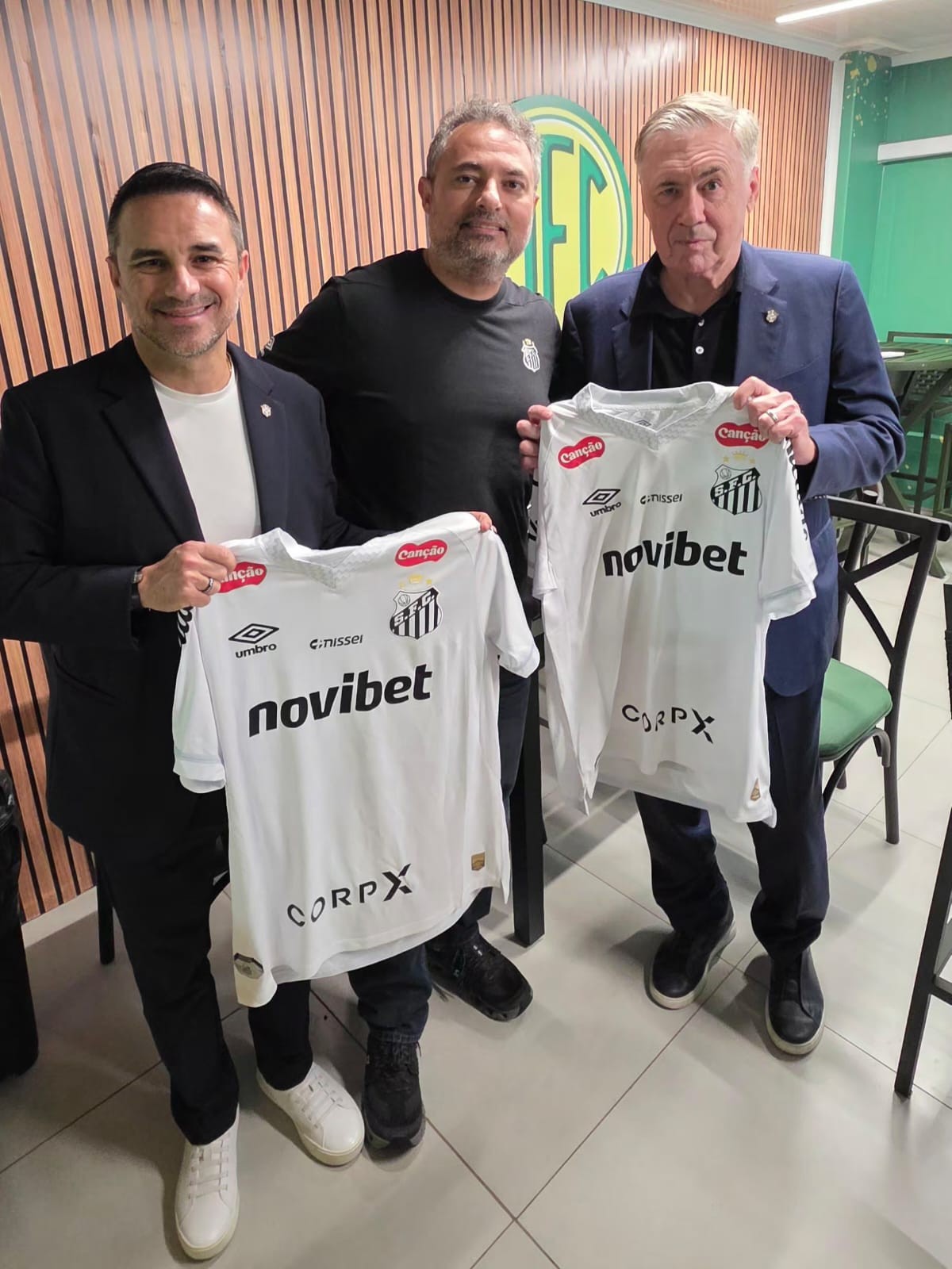 Ancelotti e Rodrigo Caetano recebem camisas do Santos em jogo contra o Mirassol