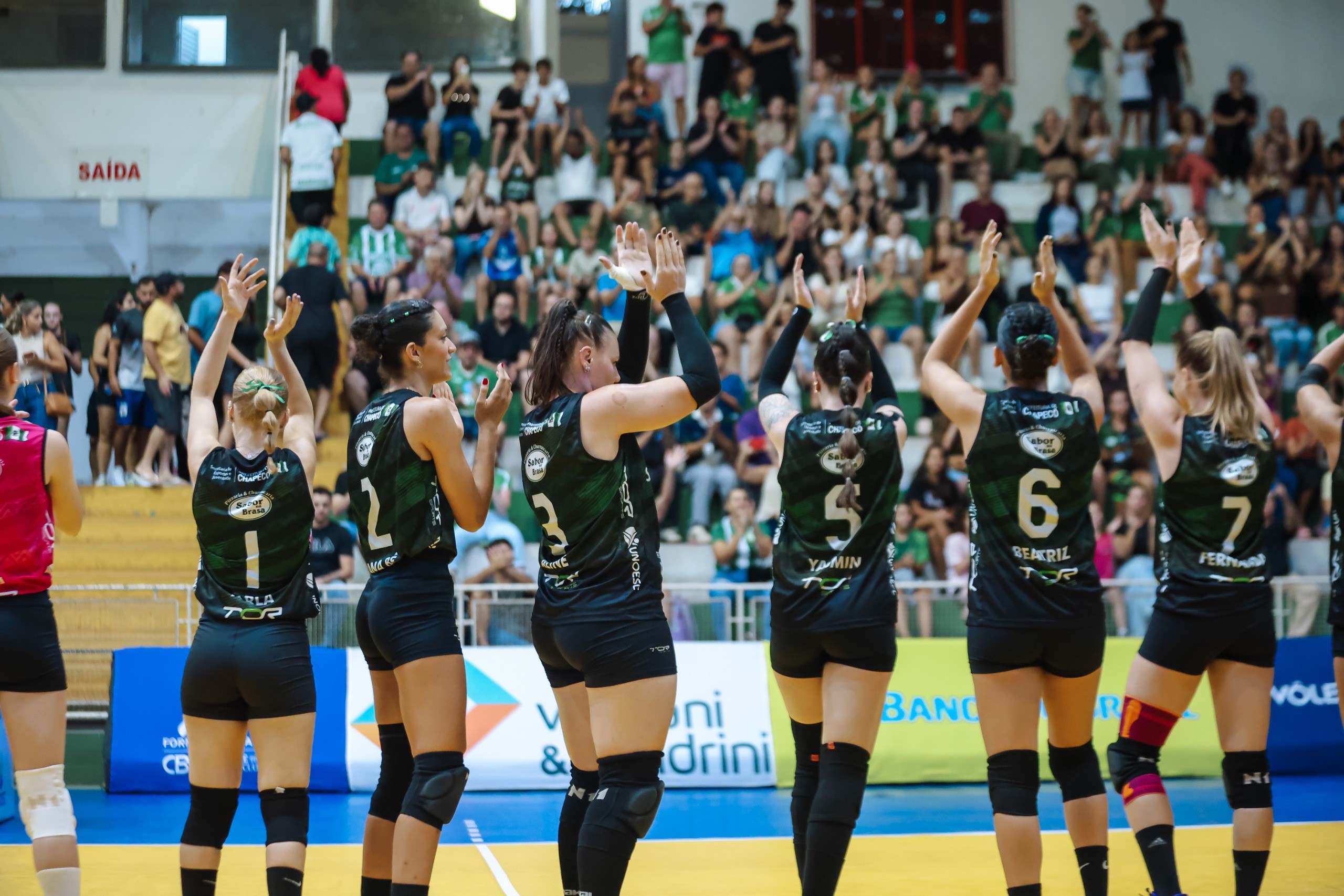 Chapecó reage e vira sobre o Pinheiros na ida da semifinal da Superliga B
