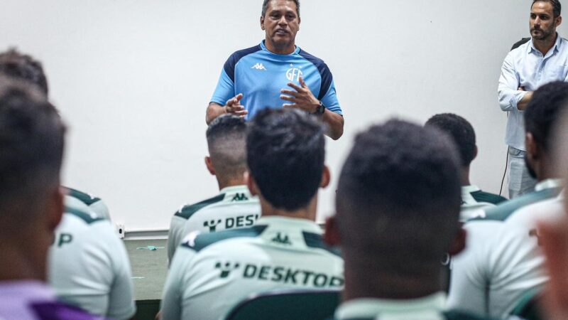 Élio Sizenando chega ao Guarani e tem primeiro contato com elenco