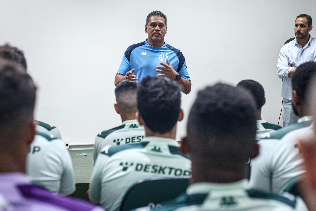 Élio Sizenando chega ao Guarani e tem primeiro contato com elenco
