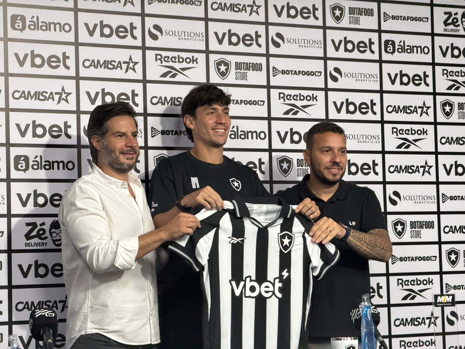 Botafogo apresenta Ferraresi, que revela conversa com Savarino: “Bom seguir esse caminho”