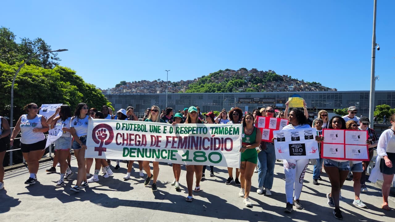Torcedoras do Fluminense fazem manifestação contra feminicídio em chegada ao Maracanã