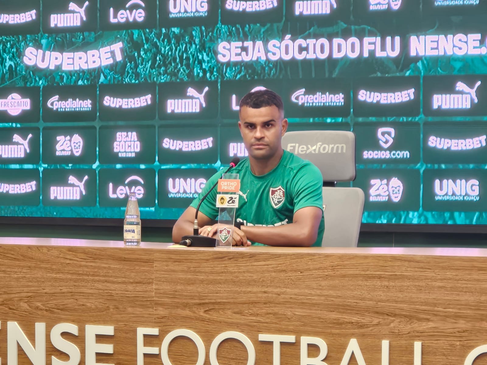 Alisson é apresentado pelo Fluminense e destaca trabalho de Zubeldía, que quase o colocou na Seleção