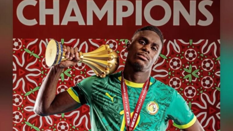Zagueiro de Senegal provoca em foto com troféu e medalha da Copa Africana: “Venha buscá-los”