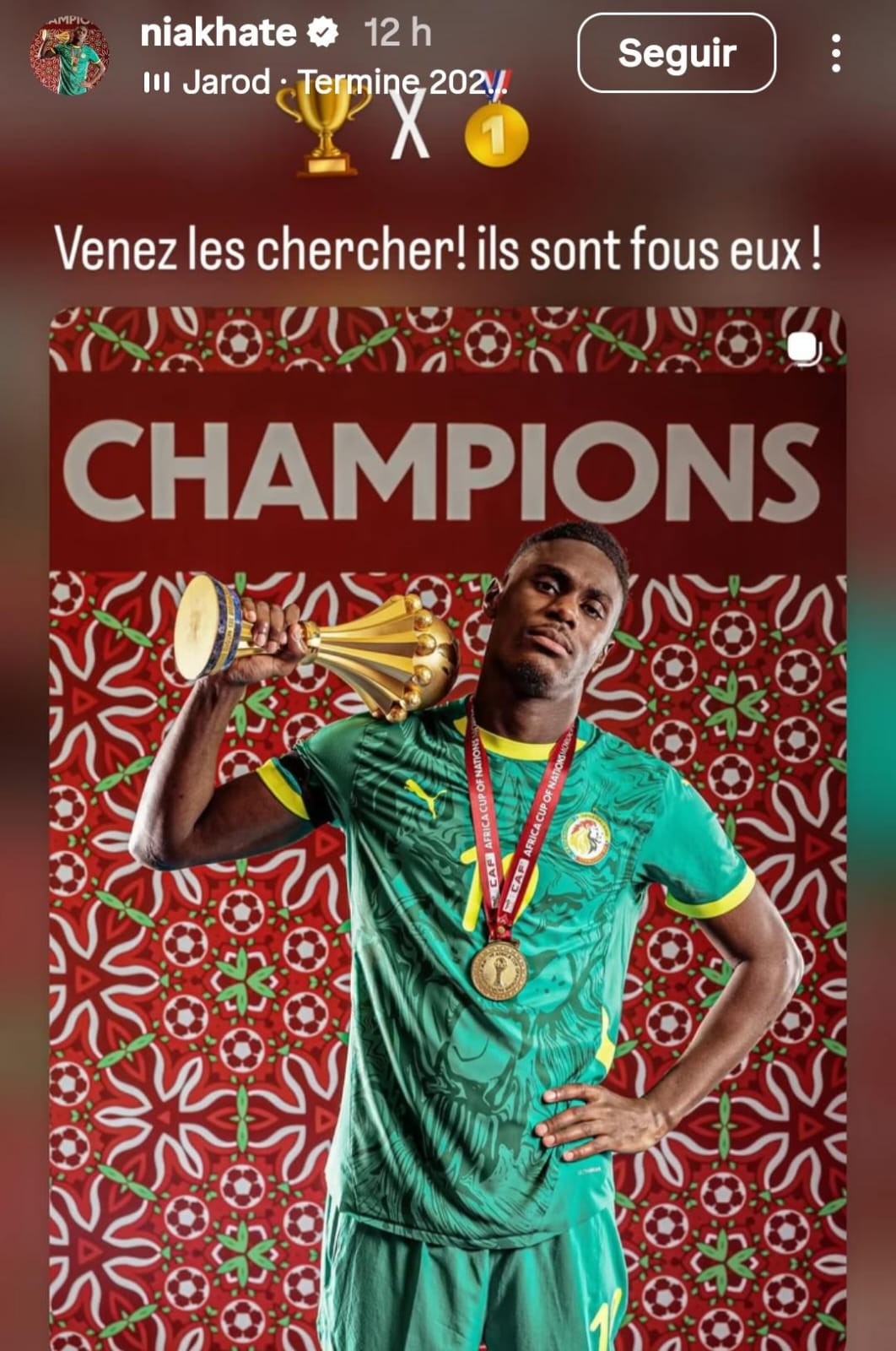 Zagueiro de Senegal provoca em foto com troféu e medalha da Copa Africana: “Venha buscá-los”