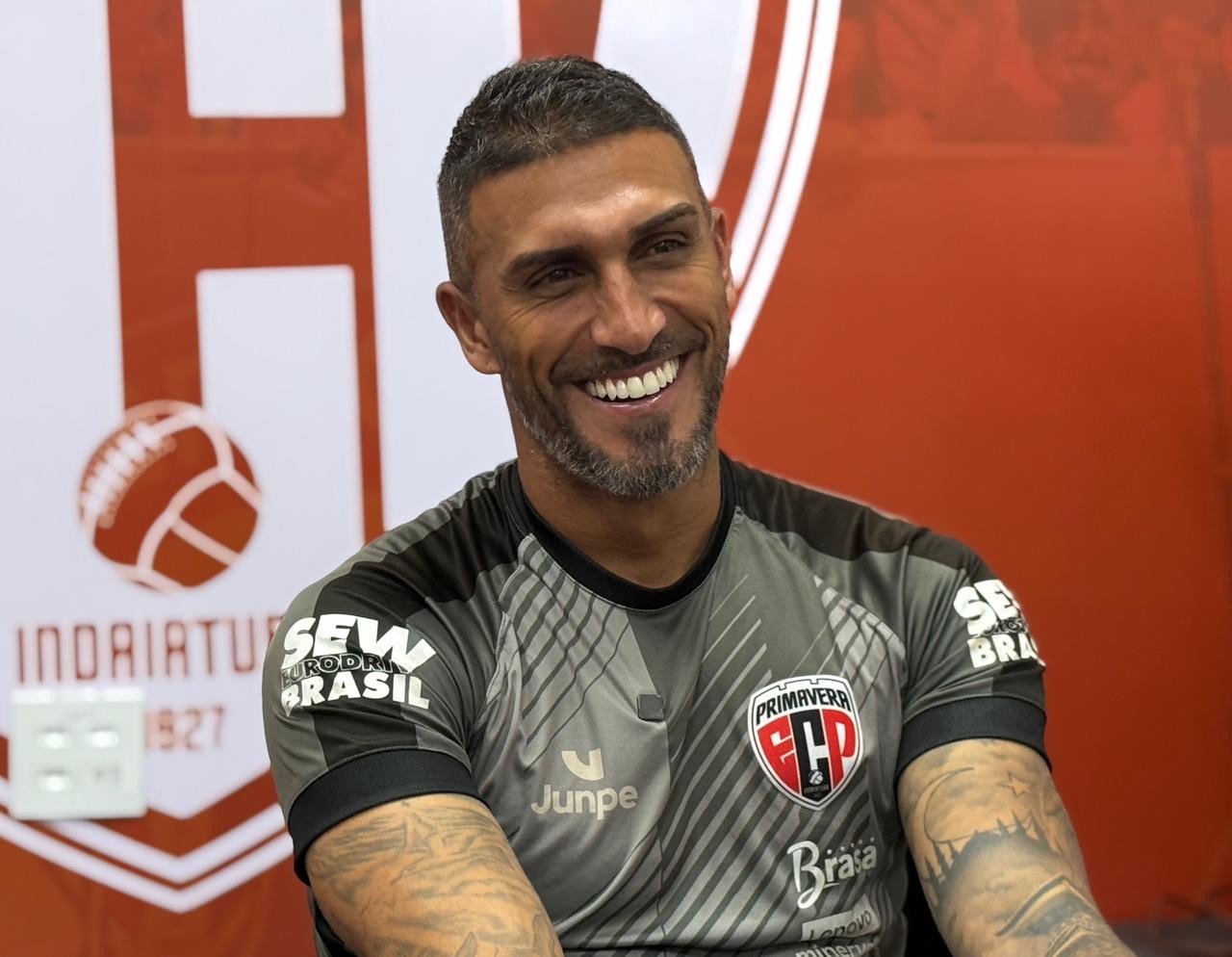 Rafael Marques vira técnico por acaso, explica treta com Cuca e faz mistério sobre desafeto no futebol