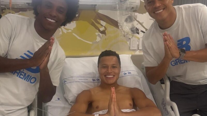 Bastidores: Marlon recebe mãe e colegas de Grêmio no hospital e mantém astral após lesão