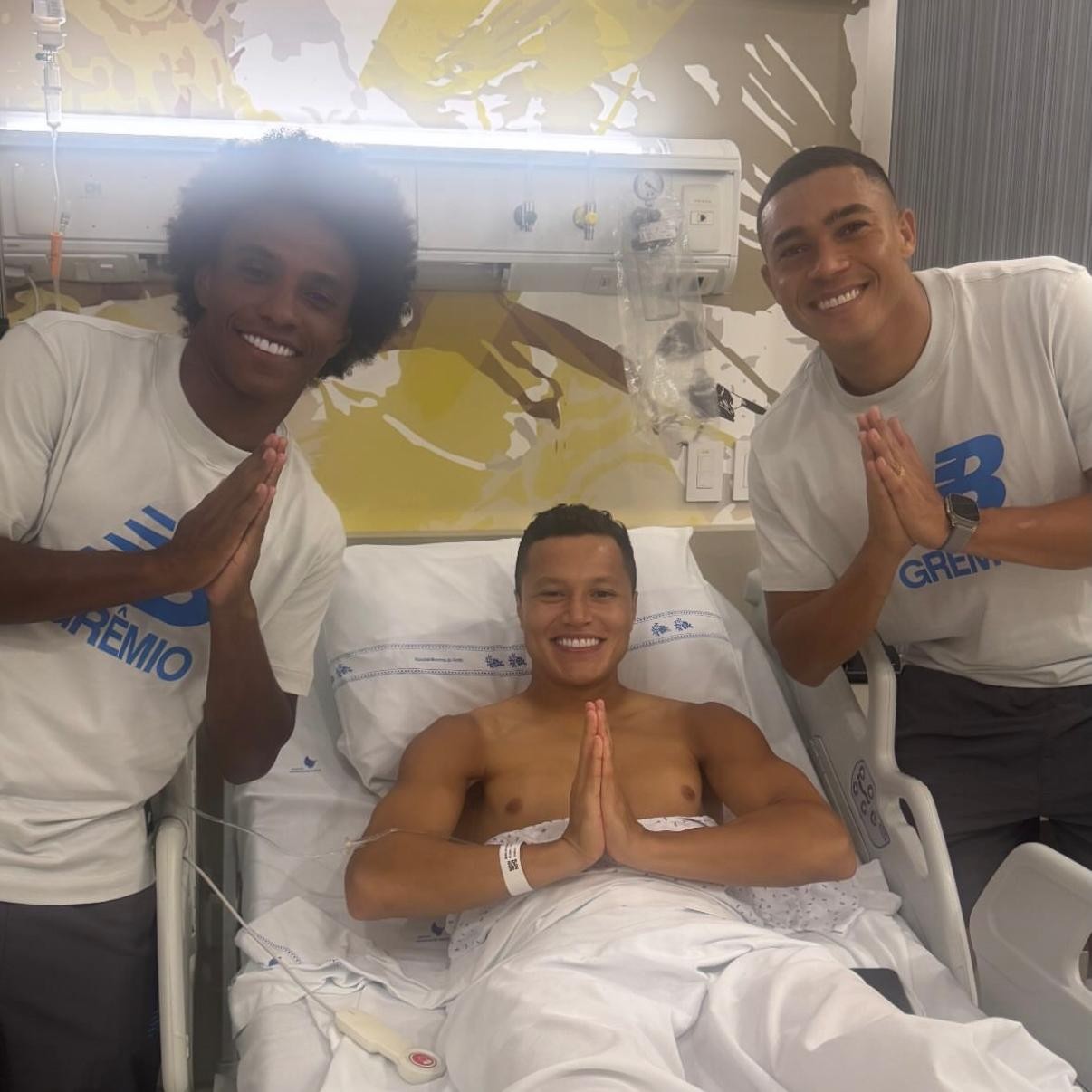 Bastidores: Marlon recebe mãe e colegas de Grêmio no hospital e mantém astral após lesão