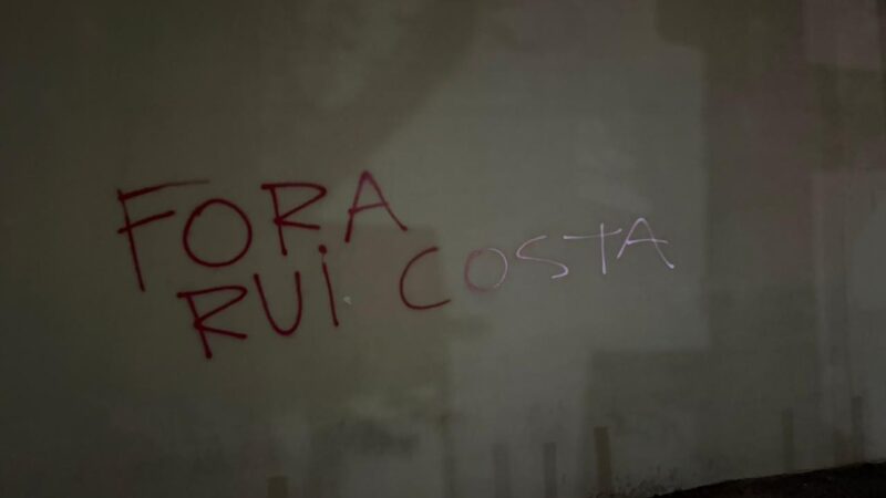 Torcida do São Paulo picha muro do Morumbis após derrota e pede saída de diretor