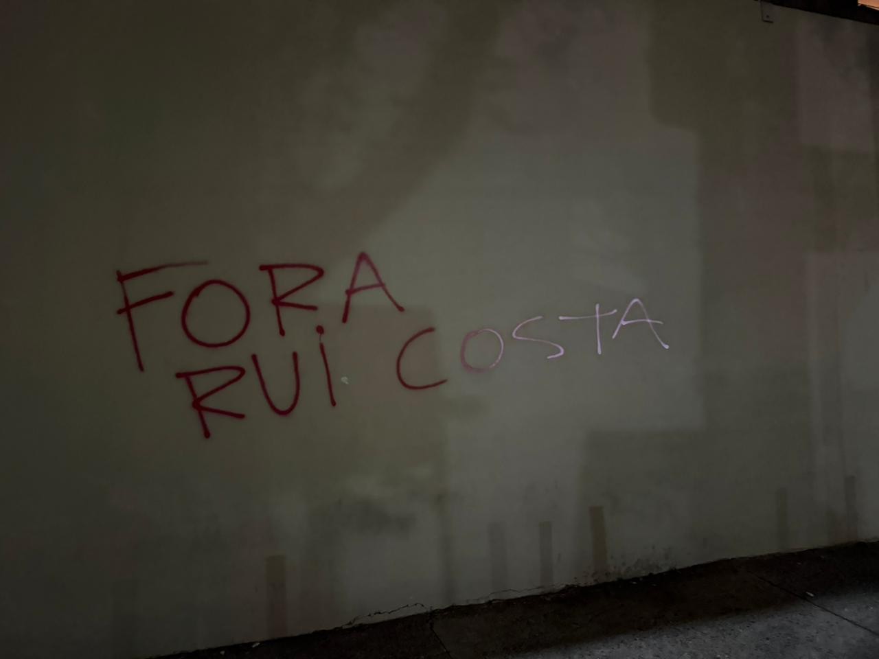 Torcida do São Paulo picha muro do Morumbis após derrota e pede saída de diretor