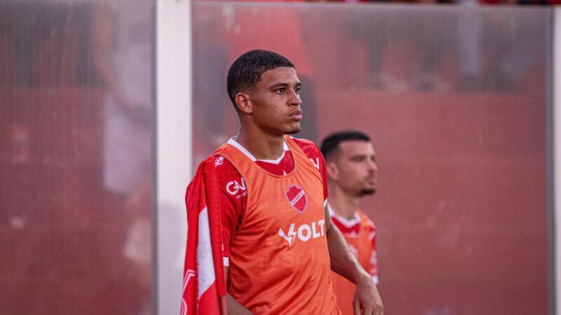 Zagueiro do Vila Nova estreia no futebol brasileiro aos 28 anos