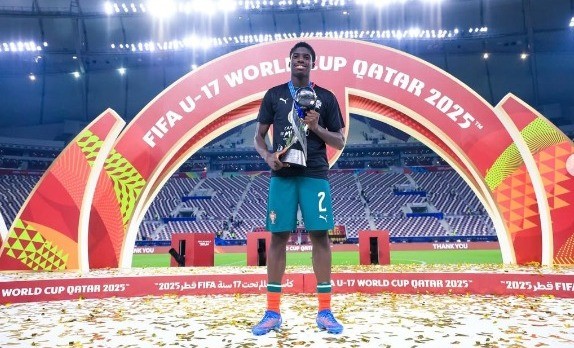 Benfica assina contrato profissional com promessa que era monitorada pelo Barcelona