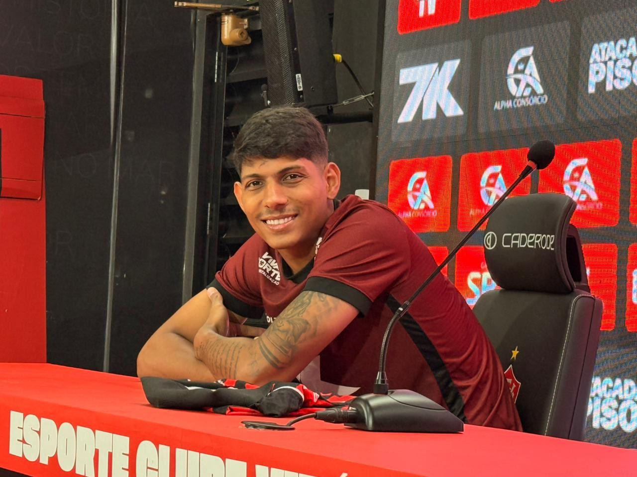 Apresentado, Zé Vitor quer ser “dor de cabeça” para Jair Ventura e mira permanência no Vitória