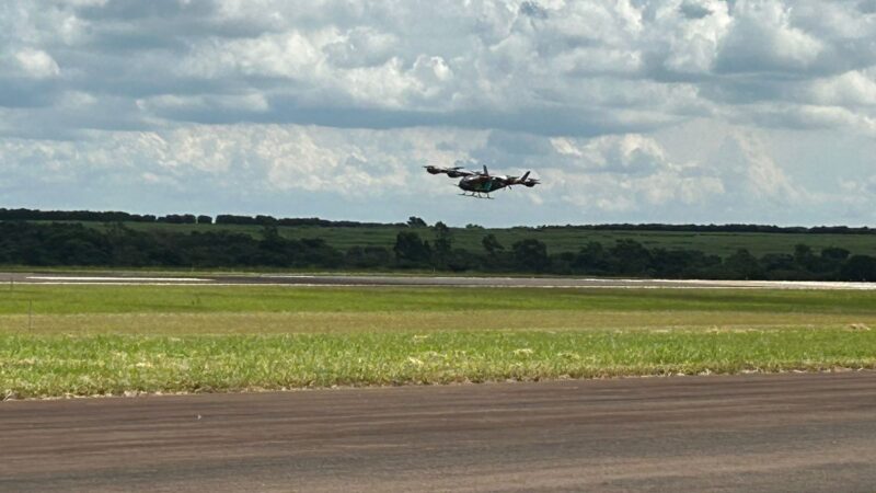 Embraer faz voo de demonstração de ‘carro voador’ em evento de apresentação do Grippen