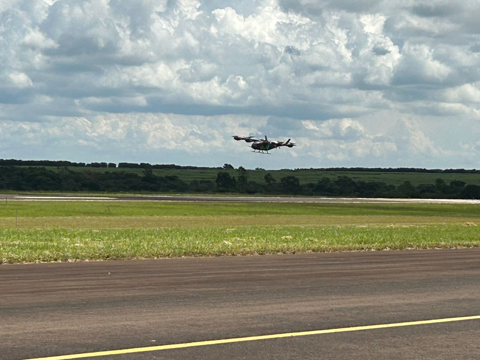 Embraer faz voo de demonstração de ‘carro voador’ em evento de apresentação do Grippen