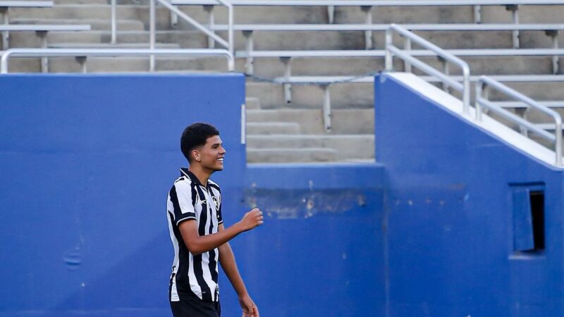 Prazer, Marcelinho: volante que joga no Botafogo desde os quatro anos se destaca em torneio nos EUA