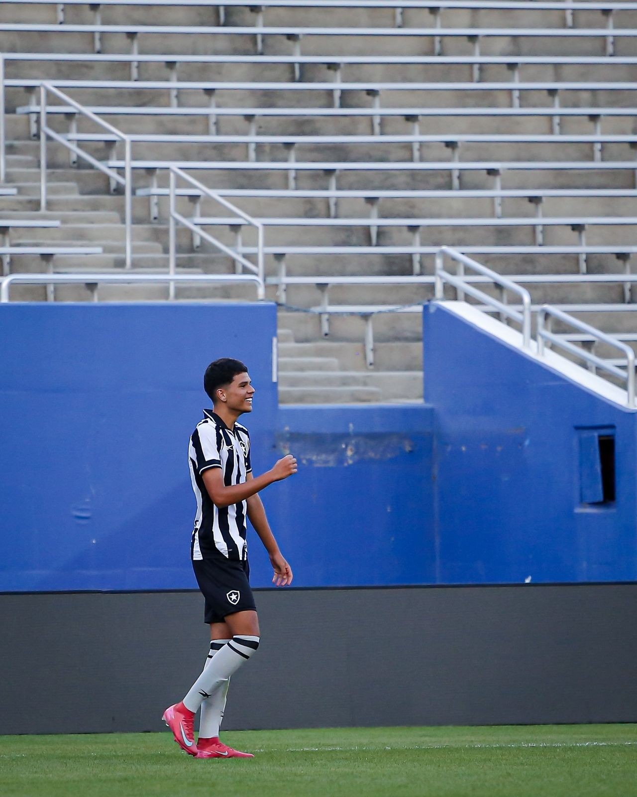 Prazer, Marcelinho: volante que joga no Botafogo desde os quatro anos se destaca em torneio nos EUA