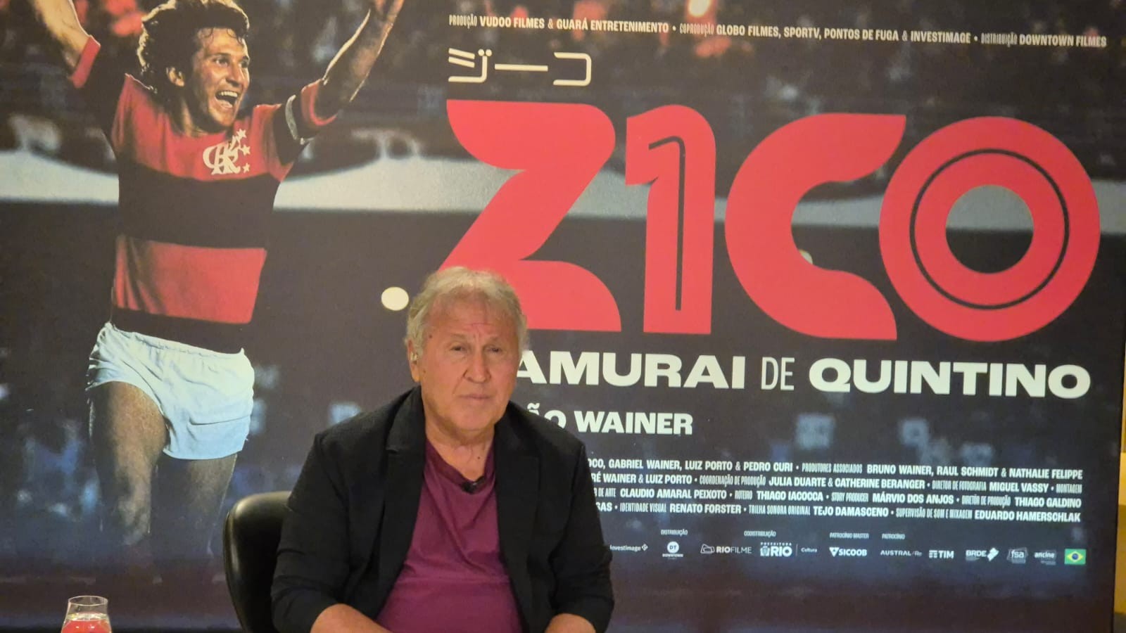 Com jogadores do Flamengo na plateia, Zico lança documentário sobre sua história