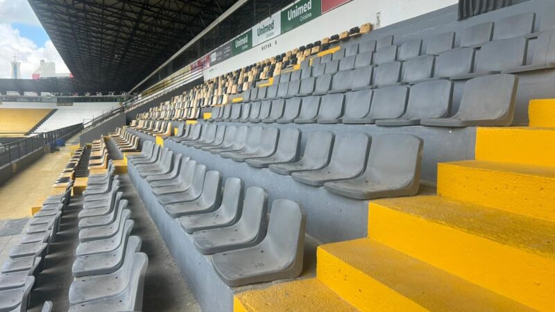 Entrega de cadeiras do Heriberto Hülse sofre novo atraso e Criciúma comunica solução provisória