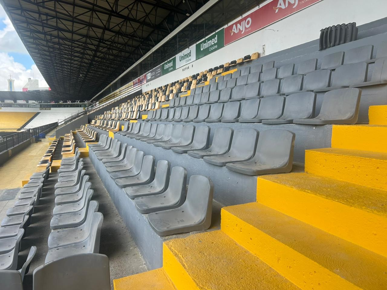 Entrega de cadeiras do Heriberto Hülse sofre novo atraso e Criciúma comunica solução provisória