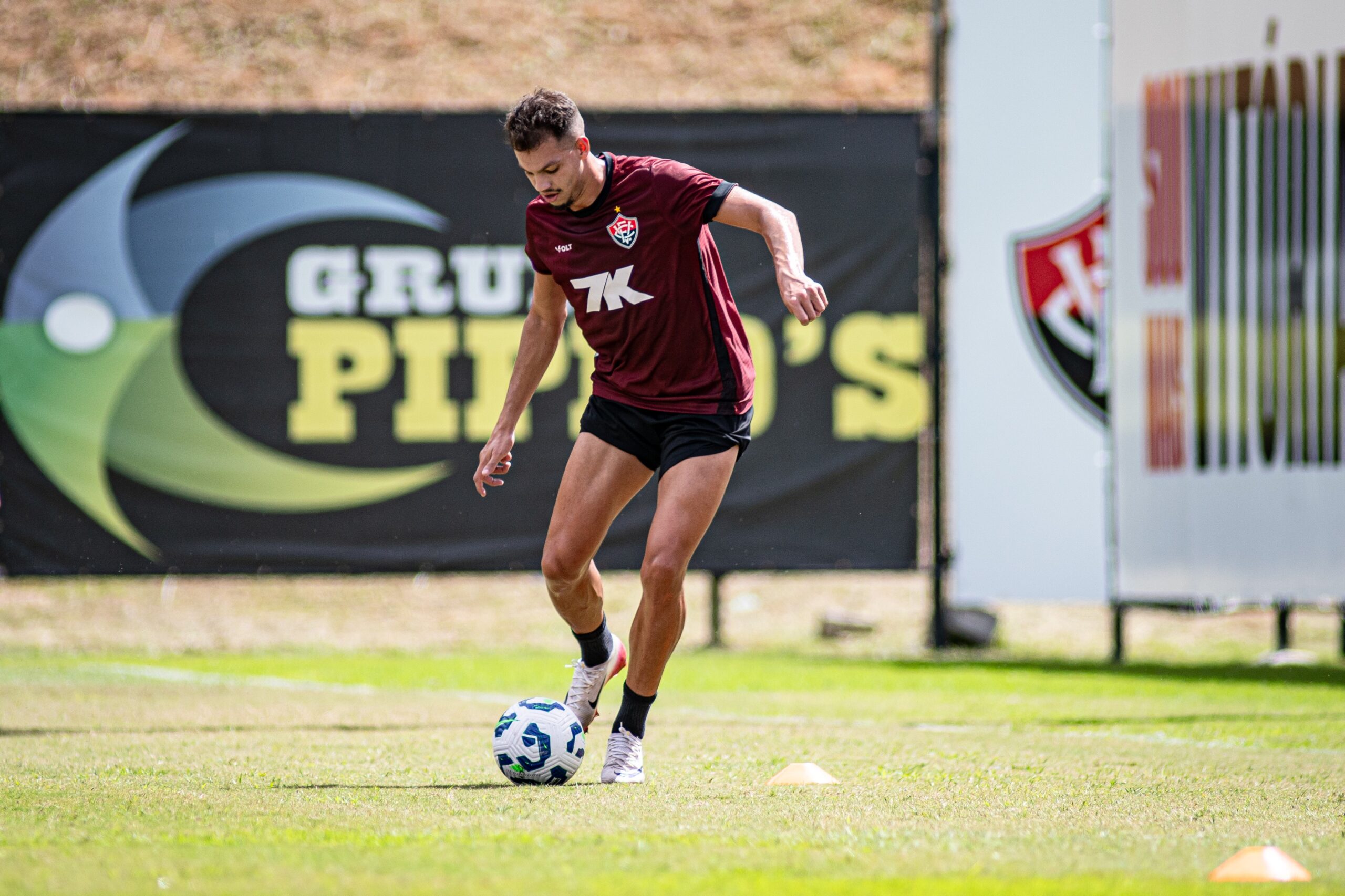 Vitória anuncia empréstimo de Zé Marcos ao Sport