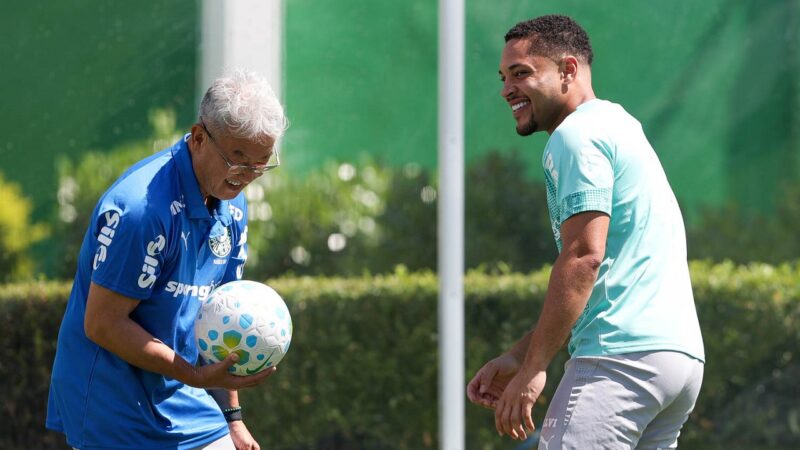 Palmeiras se reapresenta, e Vitor Roque treina no gramado; Jefté tem lesão na coxa