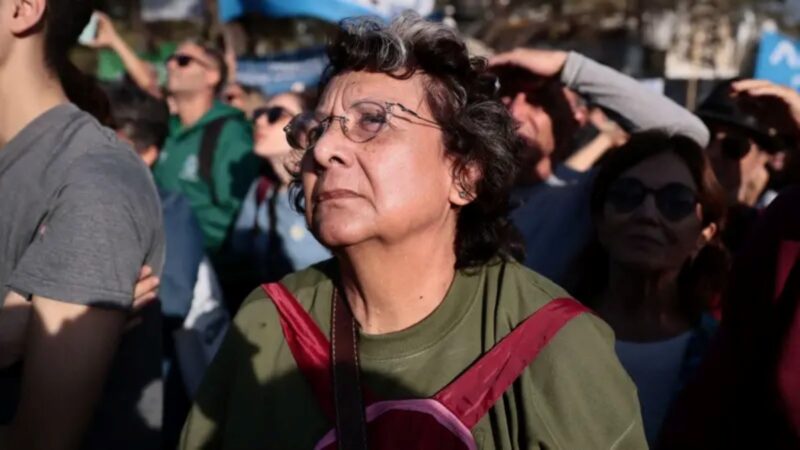 ‘Estou em modo sobrevivência’: por que ter trabalho na Argentina não é seguro contra pobreza