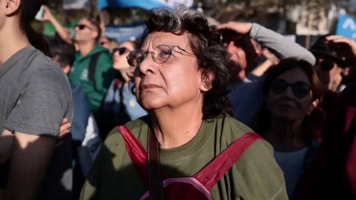 ‘Estou em modo sobrevivência’: por que ter trabalho na Argentina não é seguro contra pobreza