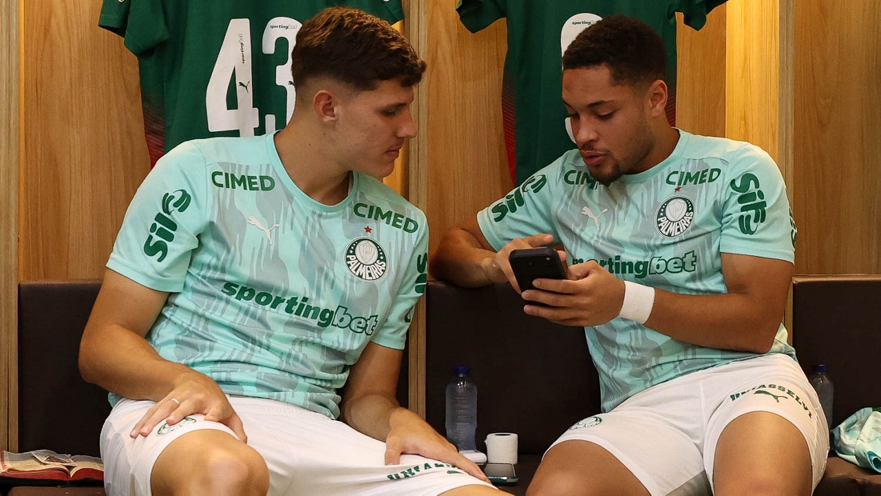 Quando volta? Entenda por que Vitor Roque ainda não foi liberado para jogar no Palmeiras
