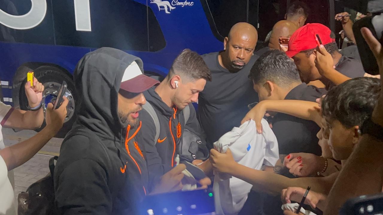 Corinthians chega a Florianópolis com desfalques para jogo da Copa do Brasil; veja lista de relacionados