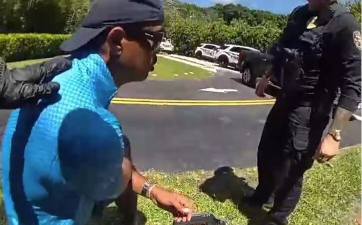 Polícia divulga vídeo de Tiger Woods após acidente de carro; ‘Eu estava olhando o celular’, diz atleta