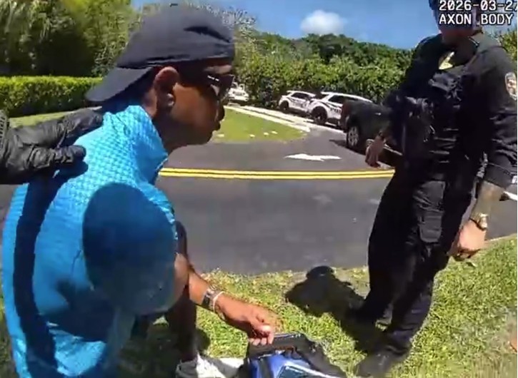 Polícia divulga vídeo de Tiger Woods após acidente de carro; ‘Eu estava olhando o celular’, diz atleta